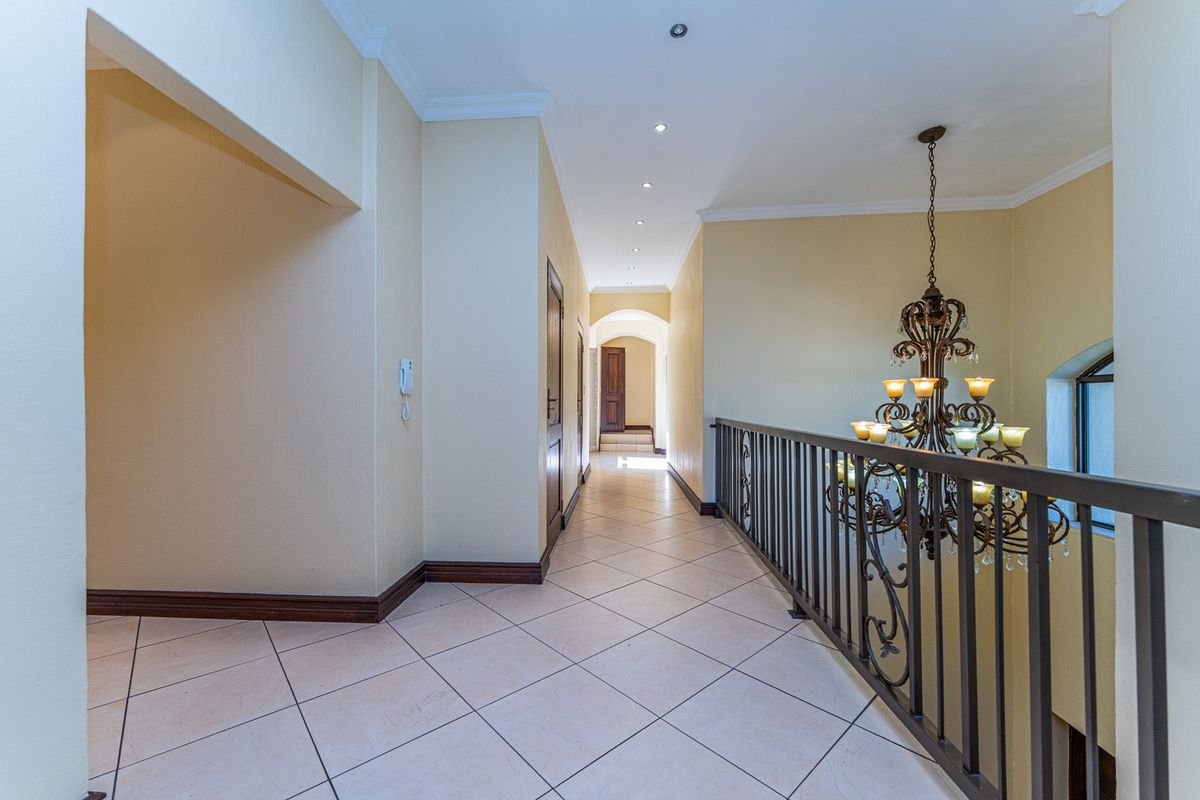 Luxury 8 Bedroom Property in Dainfern Golf Estate - Photo 2