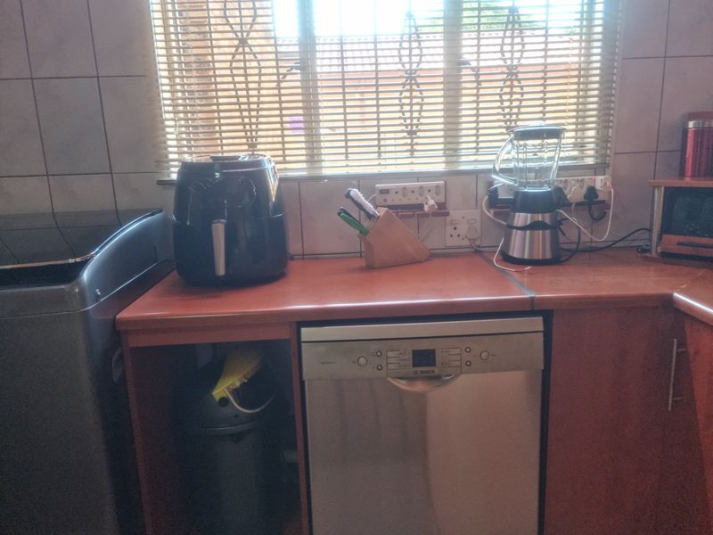 Large 3 bed home with 2 cottages in Eldorado Park. No Transfer Duty - Photo 10