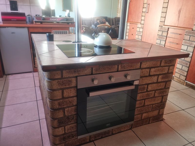Large 3 bed home with 2 cottages in Eldorado Park. No Transfer Duty - Photo 9