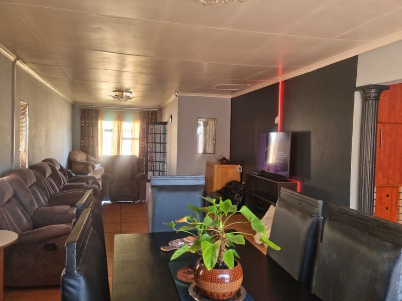 Large 3 bed home with 2 cottages in Eldorado Park. No Transfer Duty - Photo 2