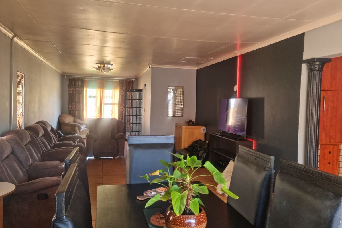 Large 3 bed home with 2 cottages in Eldorado Park. No Transfer Duty - Photo 2
