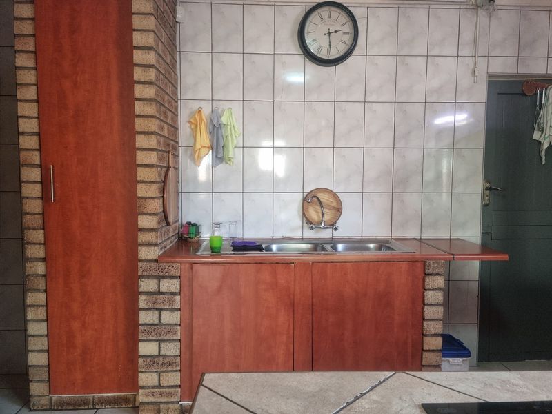 Large 3 bed home with 2 cottages in Eldorado Park. No Transfer Duty - Photo 7