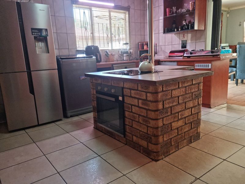 Large 3 bed home with 2 cottages in Eldorado Park. No Transfer Duty - Photo 6