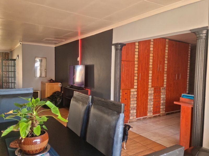 Large 3 bed home with 2 cottages in Eldorado Park. No Transfer Duty - Photo 4