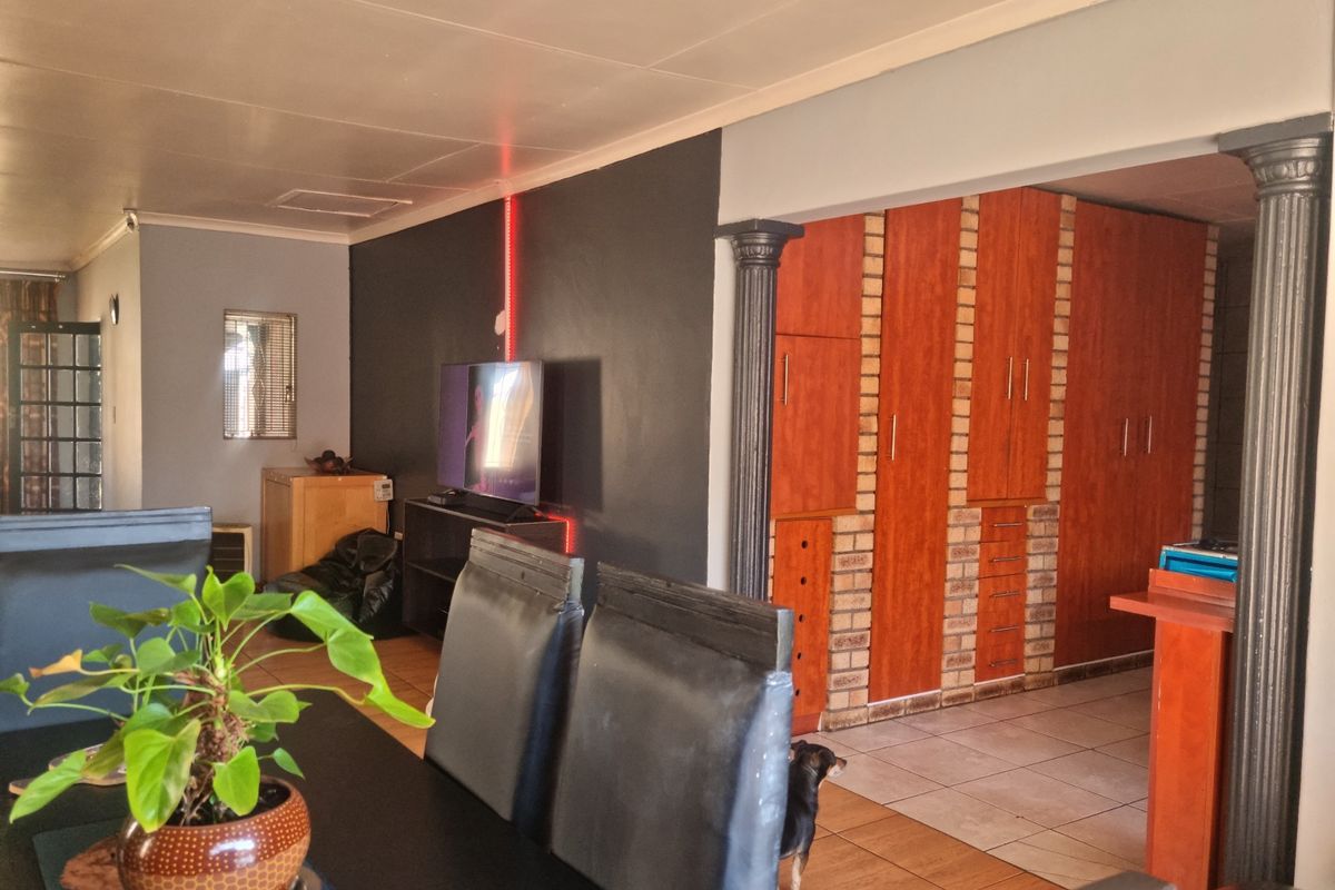 Large 3 bed home with 2 cottages in Eldorado Park. No Transfer Duty - Photo 4