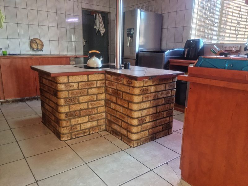 Large 3 bed home with 2 cottages in Eldorado Park. No Transfer Duty - Photo 5