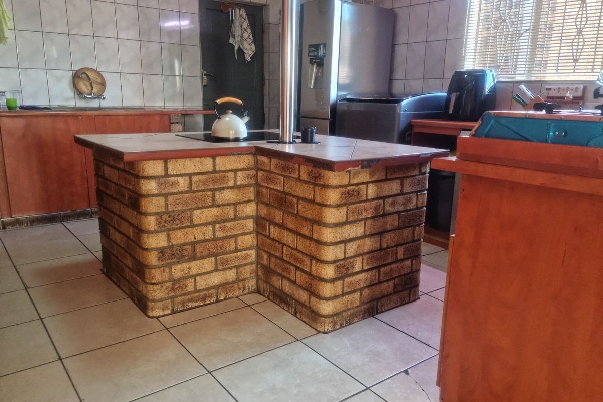 Large 3 bed home with 2 cottages in Eldorado Park. No Transfer Duty - Photo 5