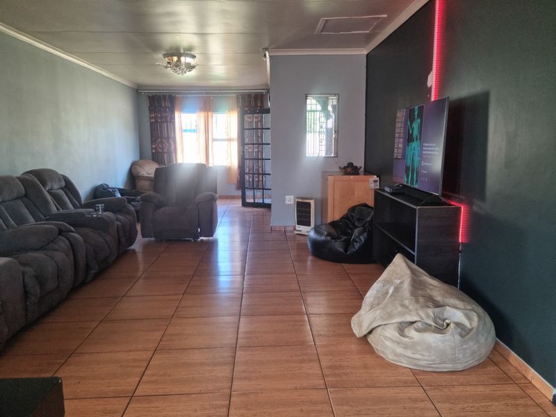 Large 3 bed home with 2 cottages in Eldorado Park. No Transfer Duty - Photo 3
