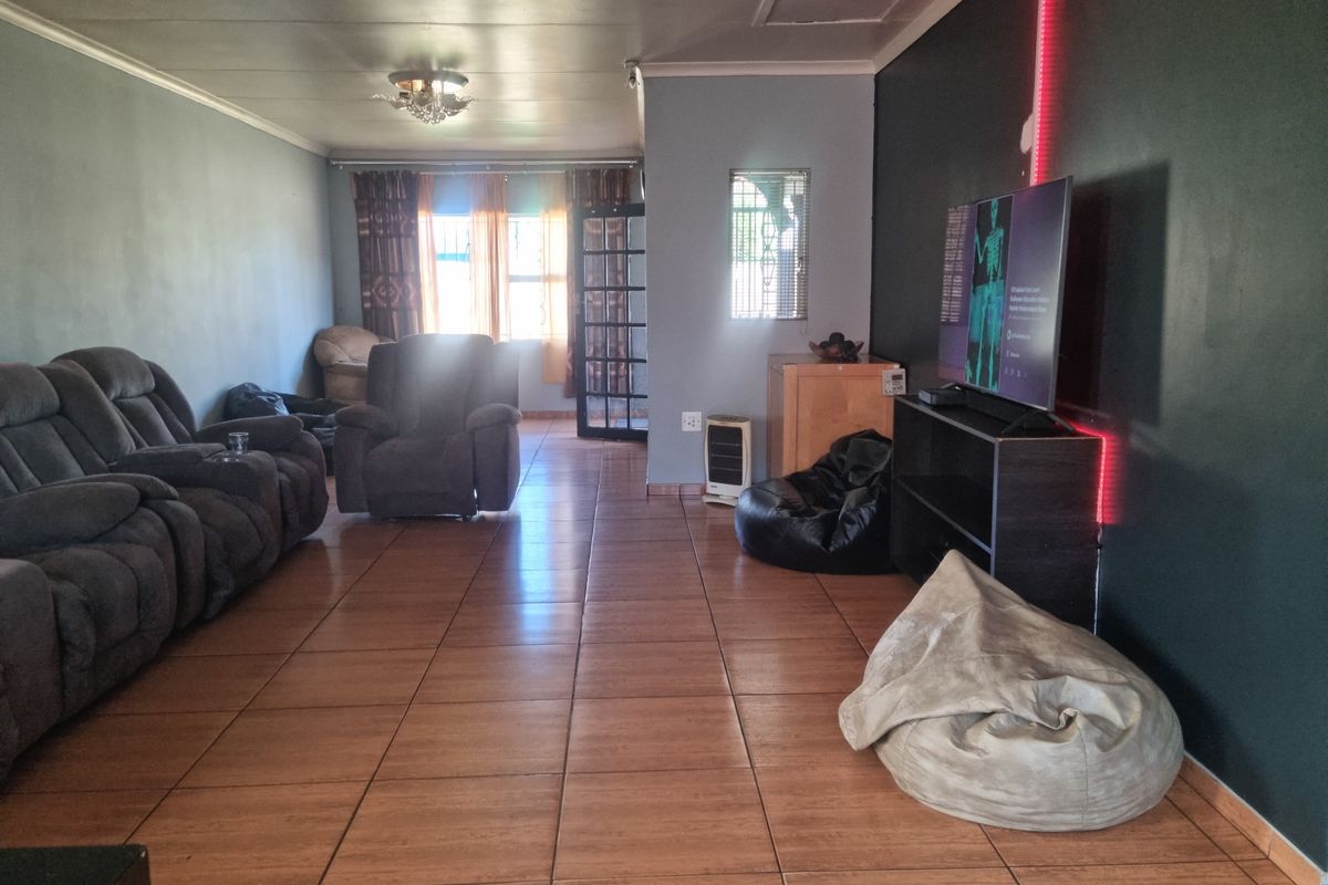 Large 3 bed home with 2 cottages in Eldorado Park. No Transfer Duty - Photo 3