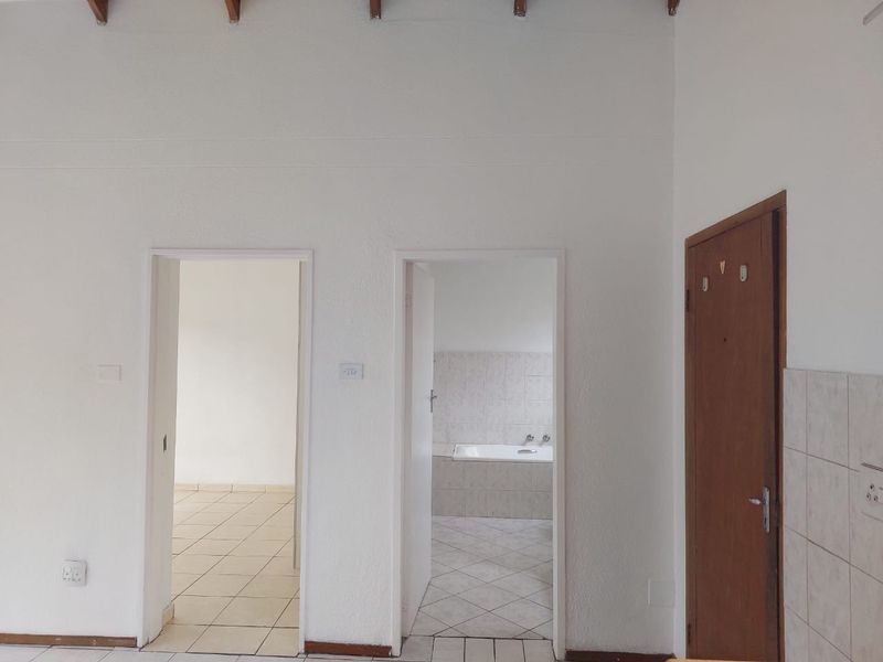 Townhouse To Rent in Parkdene Boksburg - Photo 6