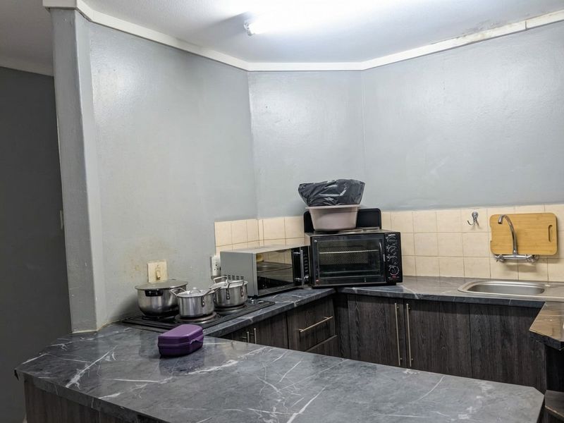 Spacious 4 Bedroom Investment Apartment in Southernwood - Photo 4