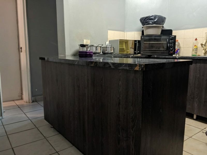 Spacious 4 Bedroom Investment Apartment in Southernwood - Photo 3