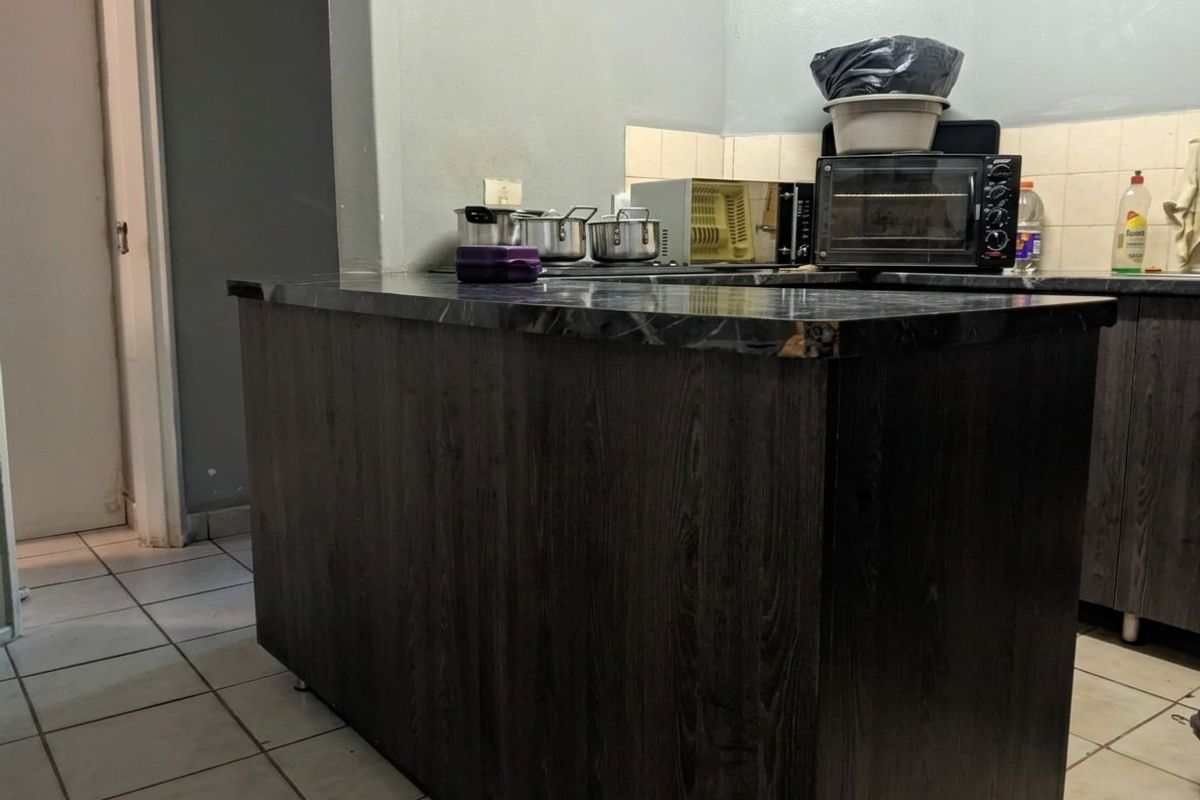 Spacious 4 Bedroom Investment Apartment in Southernwood - Photo 3