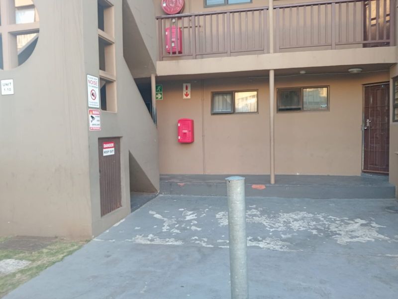 Spacious 4 Bedroom Investment Apartment in Southernwood - Photo 2