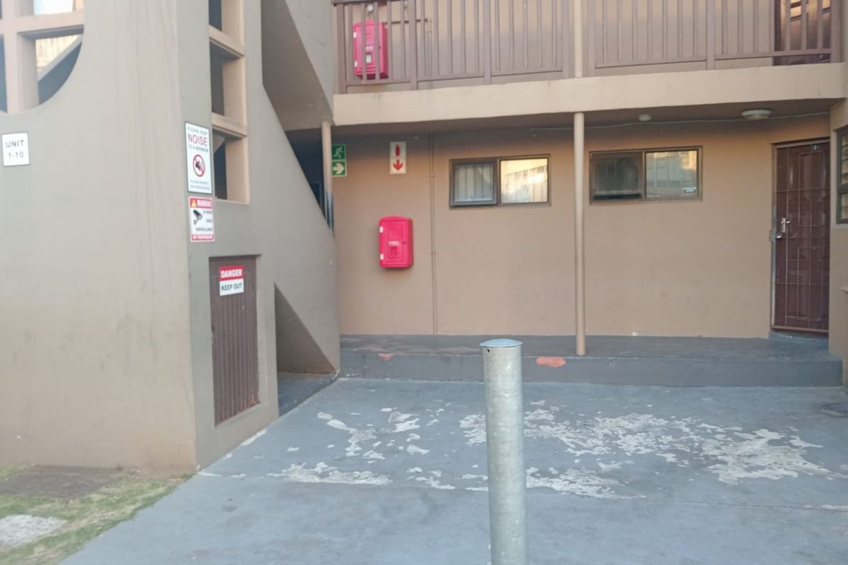 Spacious 4 Bedroom Investment Apartment in Southernwood - Photo 2