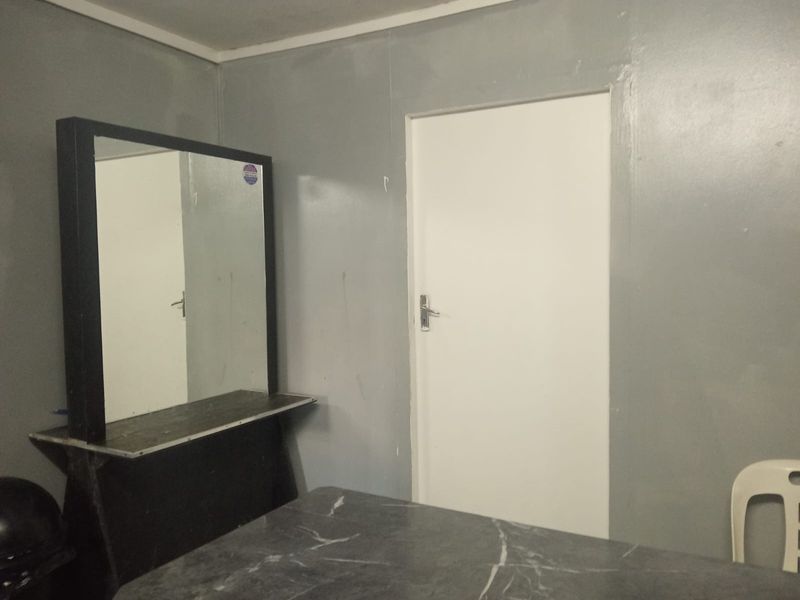 Spacious 4 Bedroom Investment Apartment in Southernwood - Photo 5