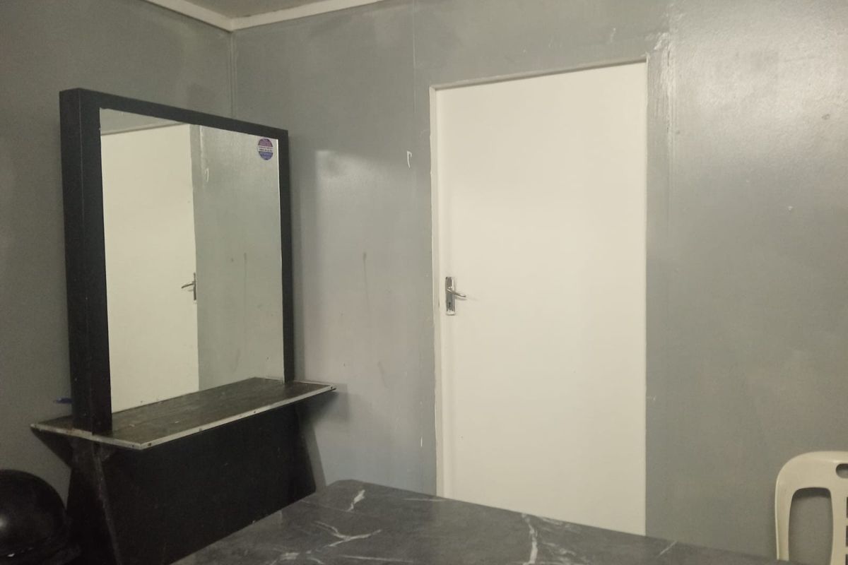 Spacious 4 Bedroom Investment Apartment in Southernwood - Photo 5