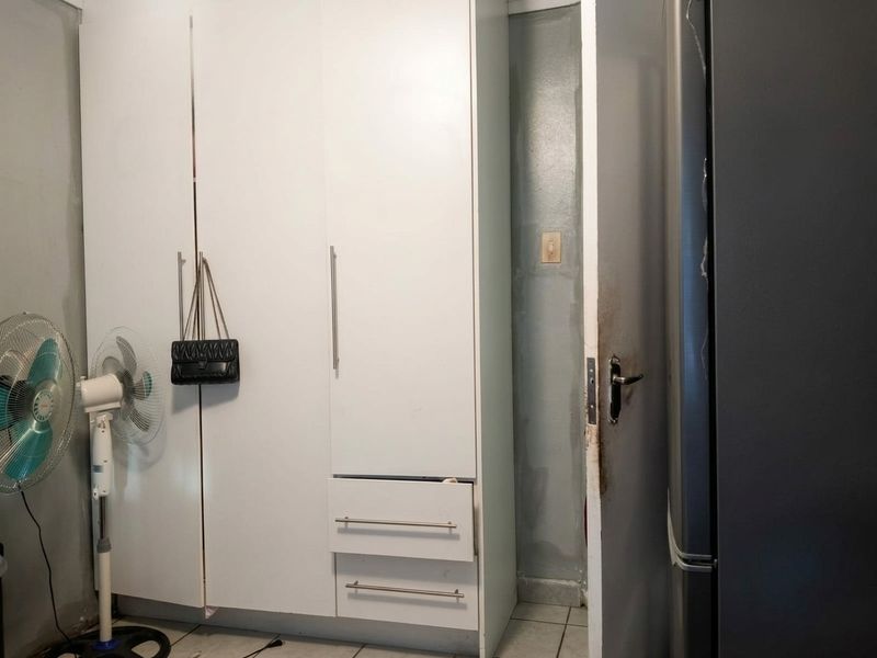 Spacious 4 Bedroom Investment Apartment in Southernwood - Photo 9