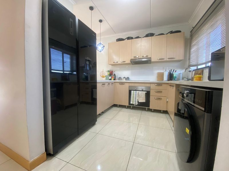 2-BEDROOM 2-BATHROOM 2- CAR PARK Apartment  For Sale in Midrand - Photo 5