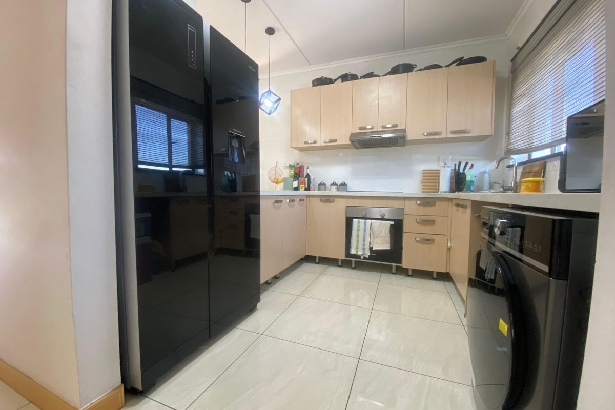 2-BEDROOM 2-BATHROOM 2- CAR PARK Apartment  For Sale in Midrand - Photo 5