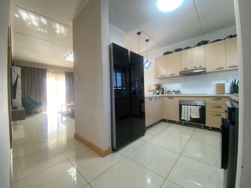 2-BEDROOM 2-BATHROOM 2- CAR PARK Apartment  For Sale in Midrand - Photo 4