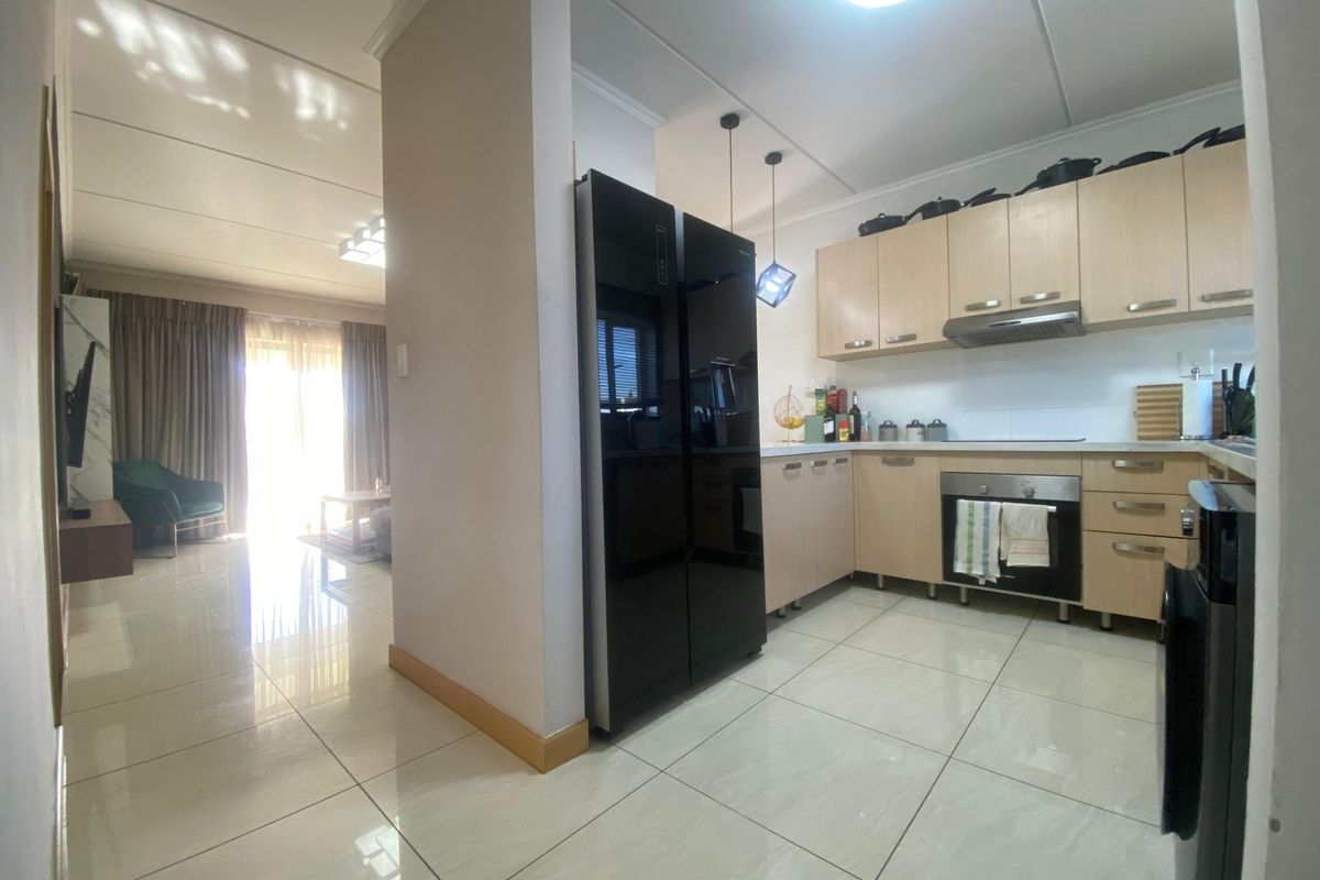 2-BEDROOM 2-BATHROOM 2- CAR PARK Apartment  For Sale in Midrand - Photo 4