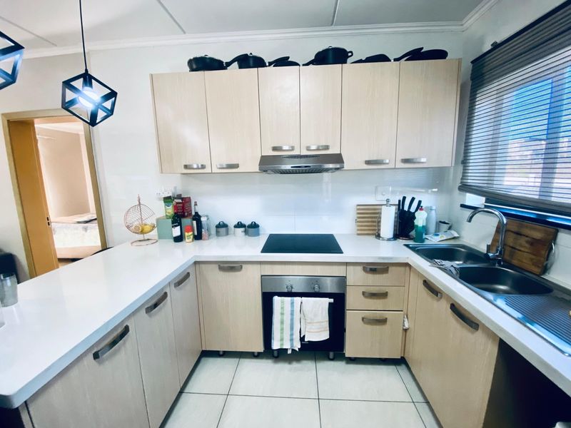 2-BEDROOM 2-BATHROOM 2- CAR PARK Apartment  For Sale in Midrand - Photo 9