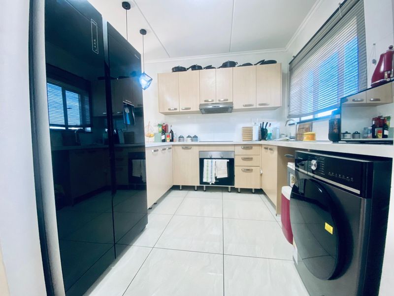 2-BEDROOM 2-BATHROOM 2- CAR PARK Apartment  For Sale in Midrand - Photo 7