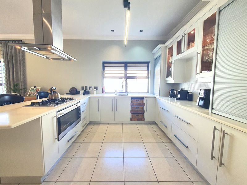 6-Bedroom Luxury Masterpiece in Premier Security Estate - Photo 5