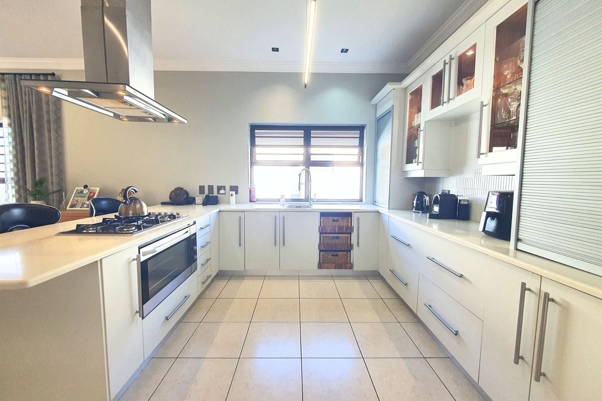 6-Bedroom Luxury Masterpiece in Premier Security Estate - Photo 5