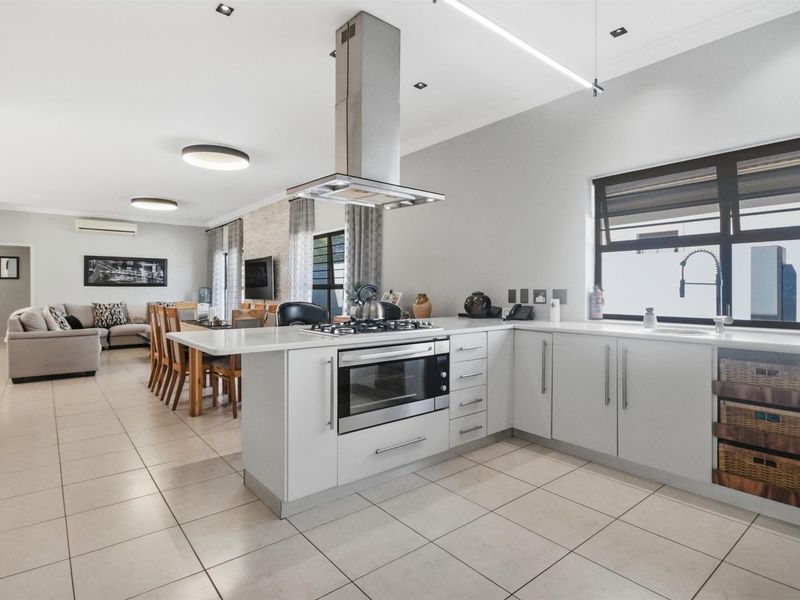 6-Bedroom Luxury Masterpiece in Premier Security Estate - Photo 3