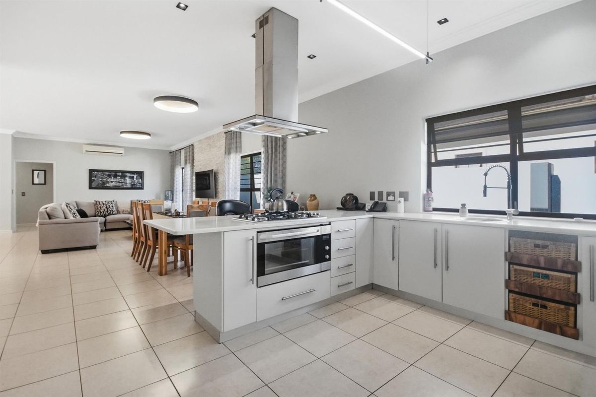 6-Bedroom Luxury Masterpiece in Premier Security Estate - Photo 3