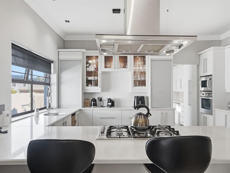 6-Bedroom Luxury Masterpiece in Premier Security Estate - Photo 4