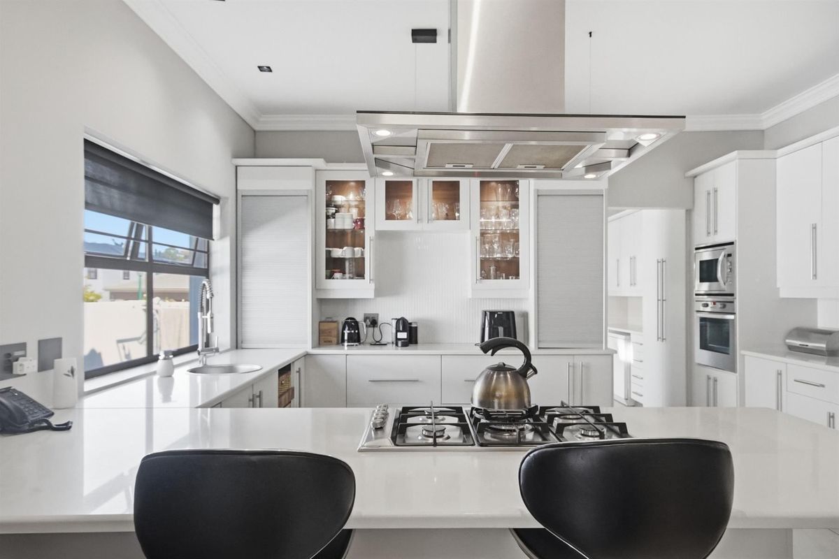 6-Bedroom Luxury Masterpiece in Premier Security Estate - Photo 4