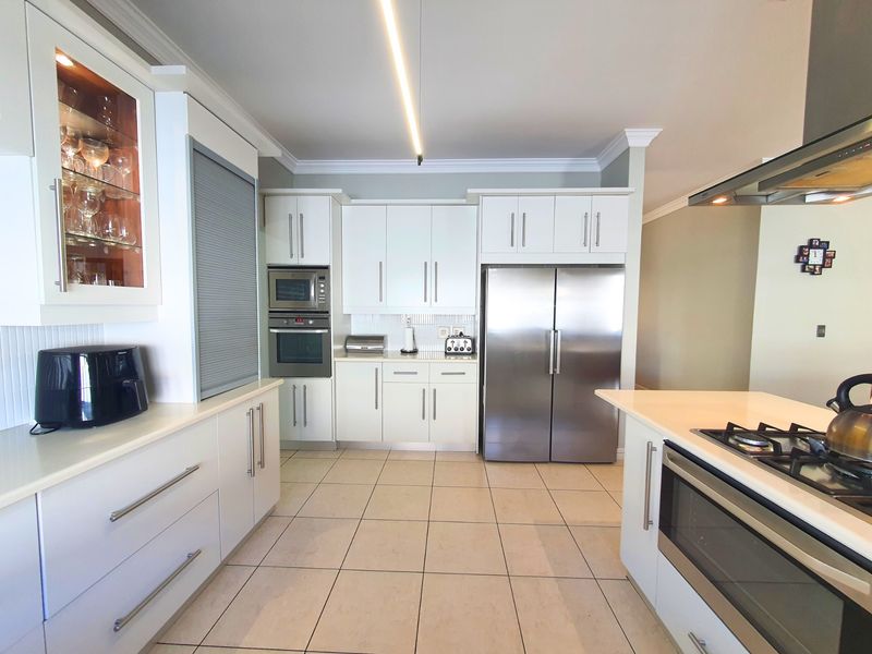 6-Bedroom Luxury Masterpiece in Premier Security Estate - Photo 6