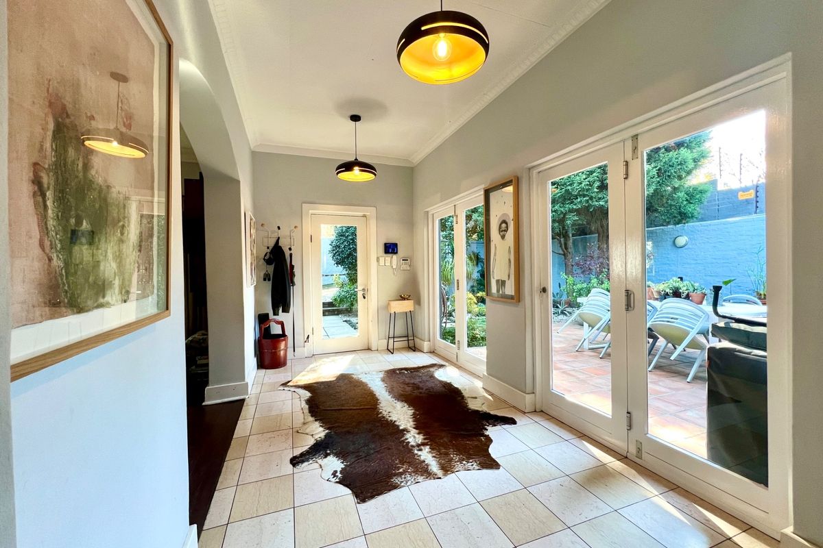 3 Bed Family House To Rent in Parktown North, Johannesburg - Photo 3