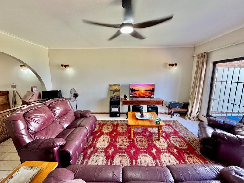 Elegant Sea View Townhouse with Private Pool and Spacious Garden - Photo 9