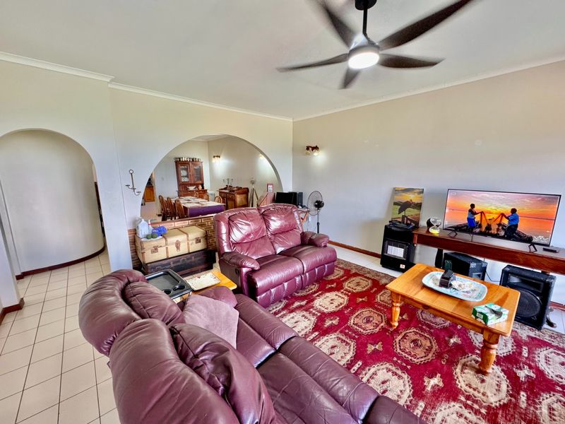 Elegant Sea View Townhouse with Private Pool and Spacious Garden - Photo 8