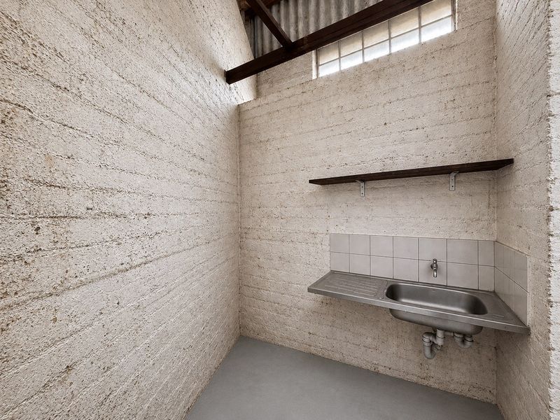 Versatile 163sqm Warehouse / Workshop To Let in Montague Gardens - Photo 9