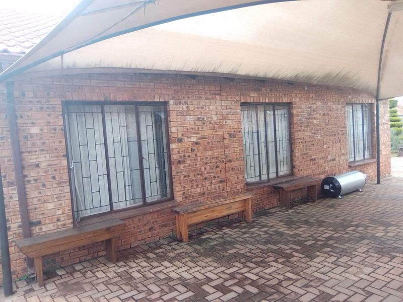 House To Rent in Protea Glen, Soweto - Photo 2