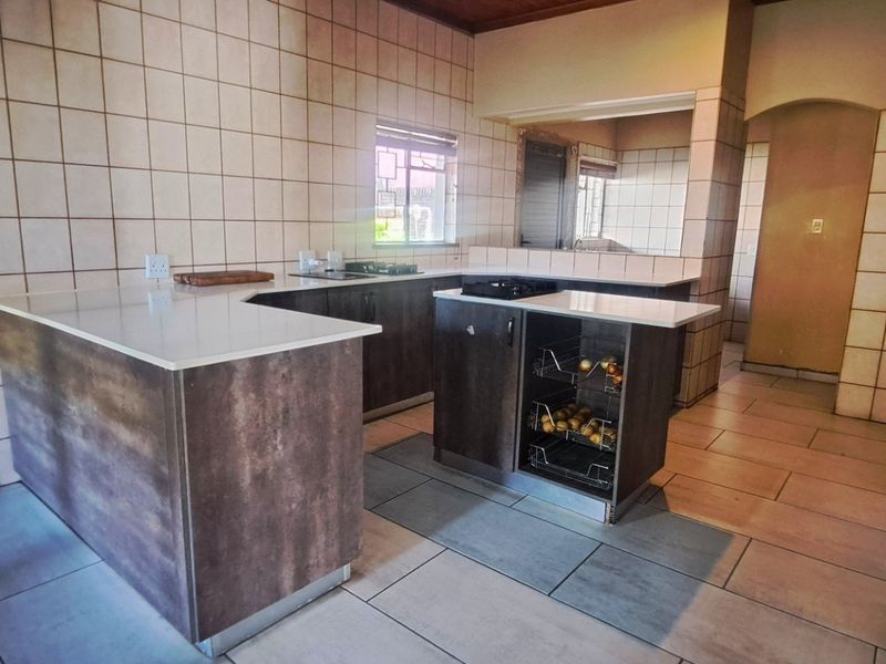 4 beds 3 Baths double garage House For Sale in White River  White River Mpumalanga - Photo 8