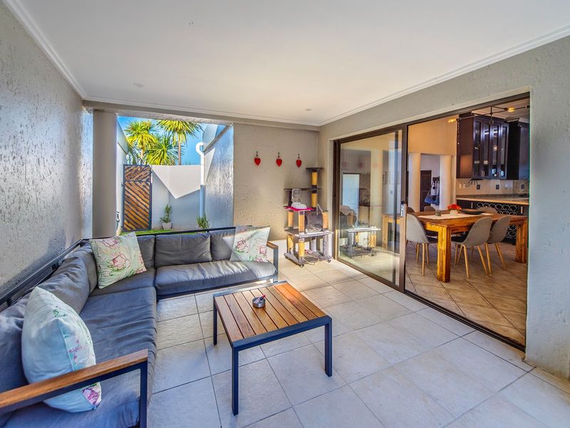 Spacious Two Bedroom Townhouse With Space to Convert Into Three Bedrooms - Photo 10