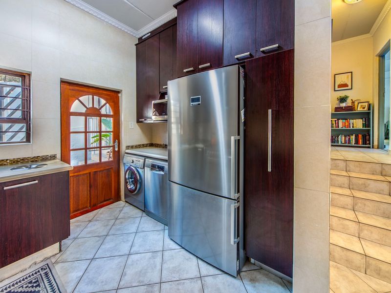 Spacious Two Bedroom Townhouse With Space to Convert Into Three Bedrooms - Photo 9