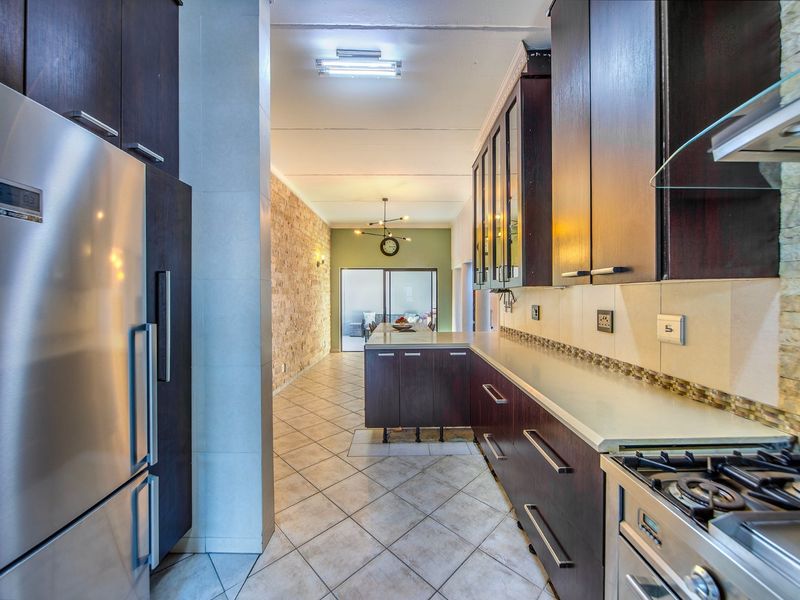 Spacious Two Bedroom Townhouse With Space to Convert Into Three Bedrooms - Photo 8