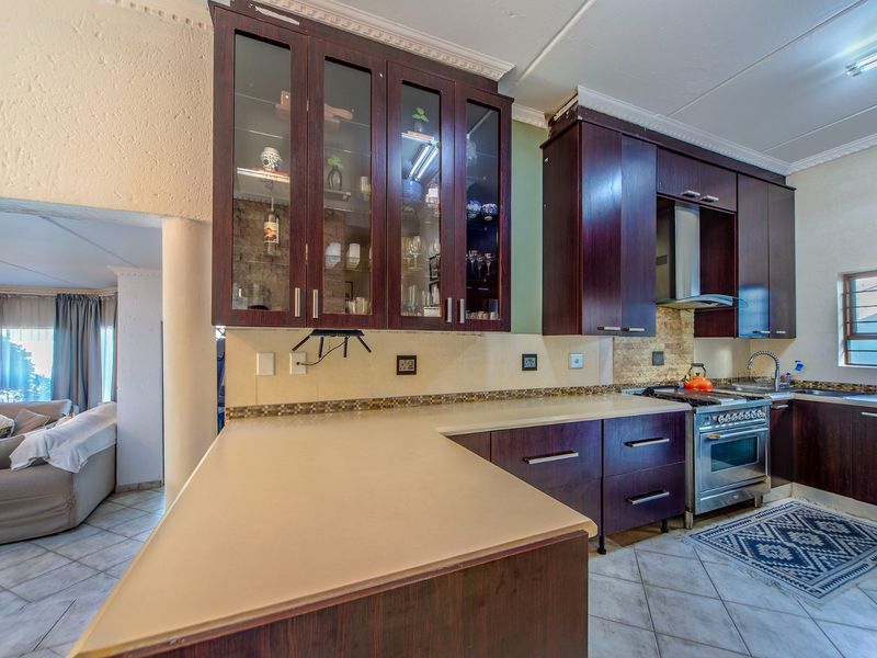 Spacious Two Bedroom Townhouse With Space to Convert Into Three Bedrooms - Photo 7