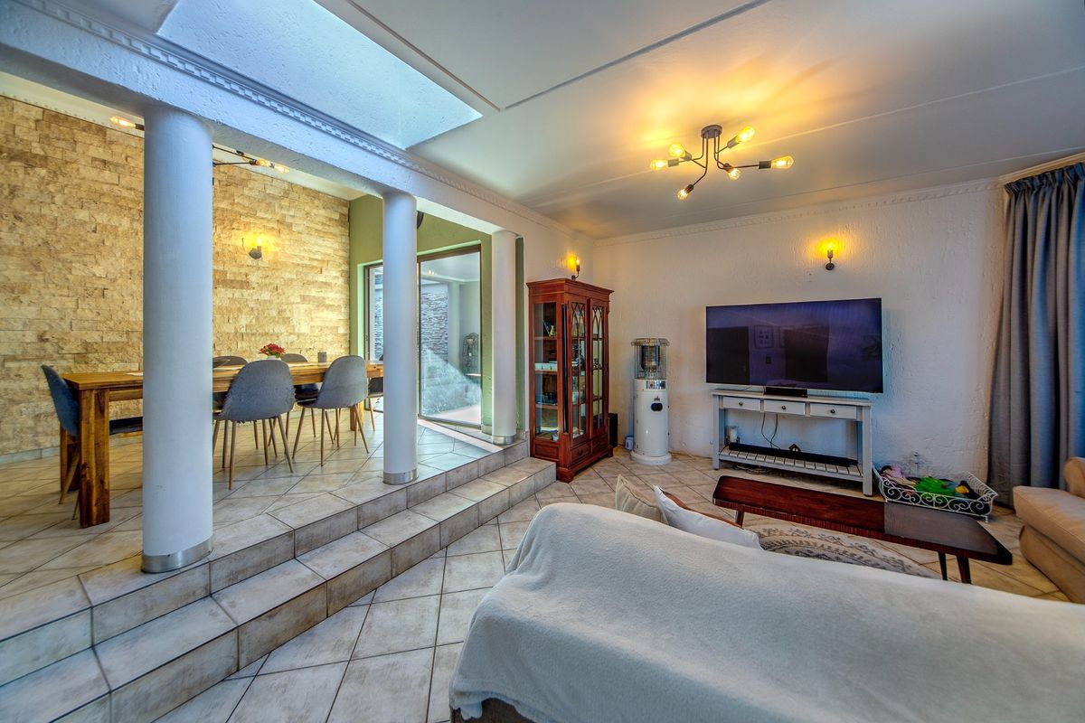 Spacious Two Bedroom Townhouse With Space to Convert Into Three Bedrooms - Photo 3