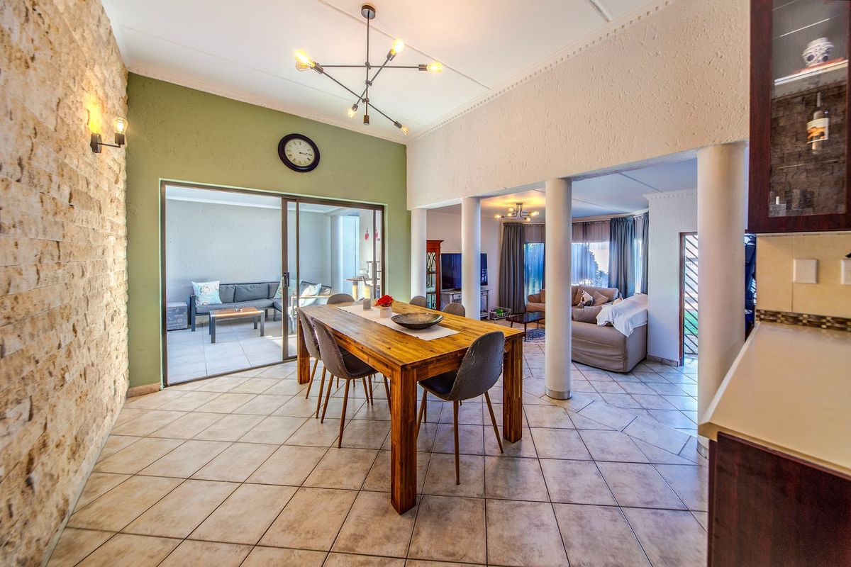 Spacious Two Bedroom Townhouse With Space to Convert Into Three Bedrooms - Photo 5