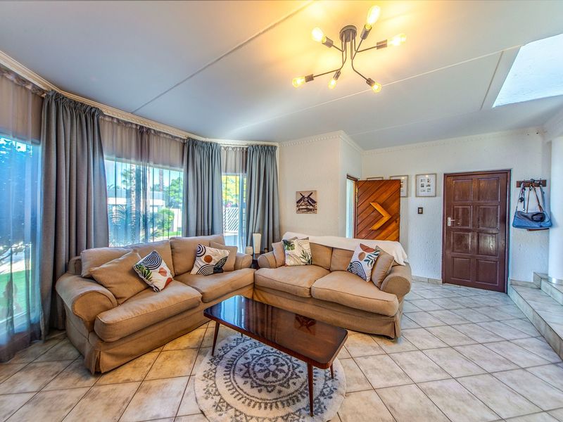 Spacious Two Bedroom Townhouse With Space to Convert Into Three Bedrooms - Photo 4