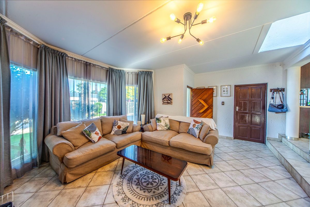 Spacious Two Bedroom Townhouse With Space to Convert Into Three Bedrooms - Photo 4