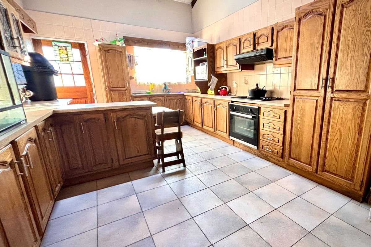 For sale - Modern and Spacious home - Photo 2